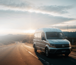 Camioneta CRAFTER VW 17 pasajeros, una (1) maleta chica por persona.